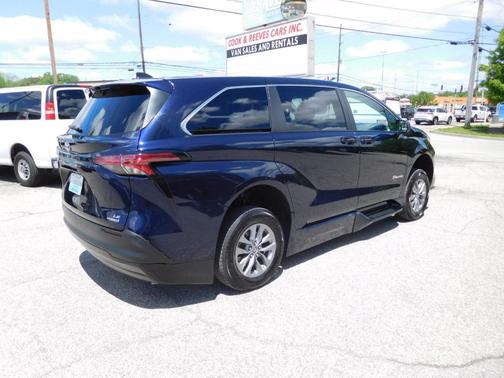 2022 Toyota Sienna LE