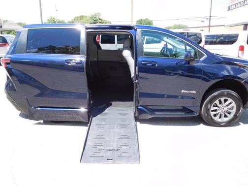 2022 Toyota Sienna LE