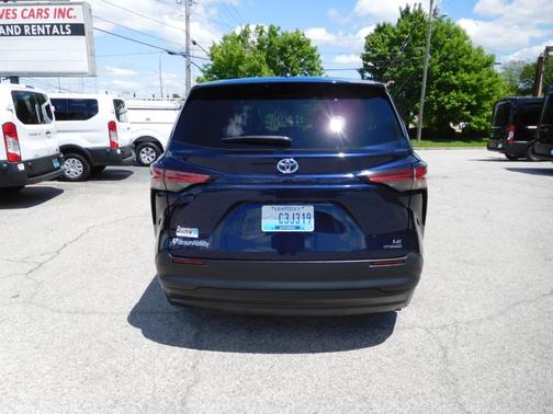 2022 Toyota Sienna LE