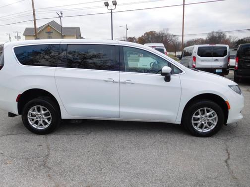 2022 Chrysler Voyager LX