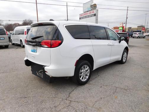 2022 Chrysler Voyager LX