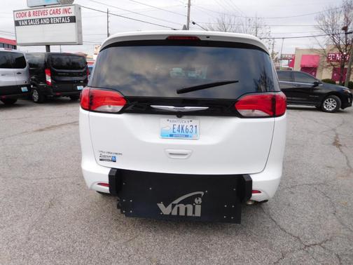 2022 Chrysler Voyager LX