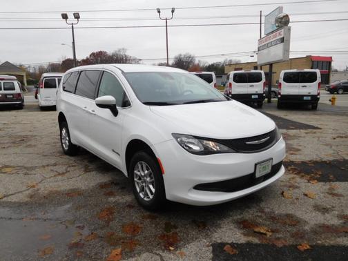 2023 Chrysler Voyager LX