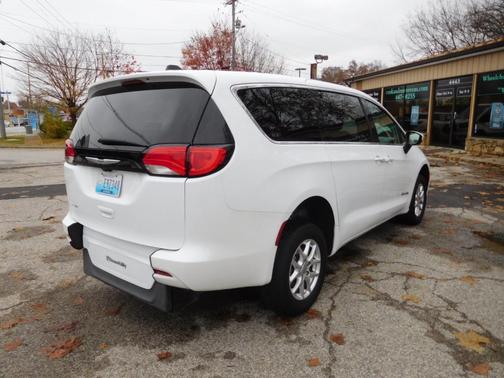 2023 Chrysler Voyager LX