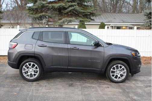 2024 Jeep Compass Latitude Lux