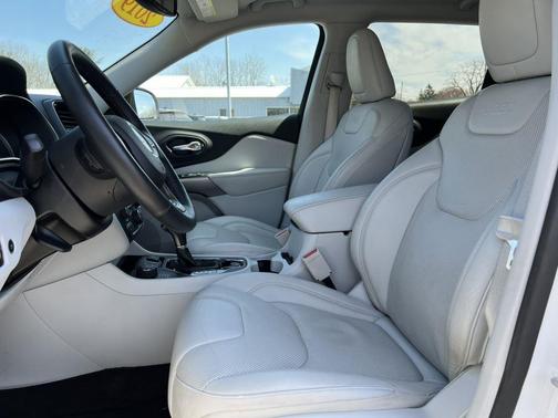 Bright White Clearcoat 2019 Jeep Cherokee Limited