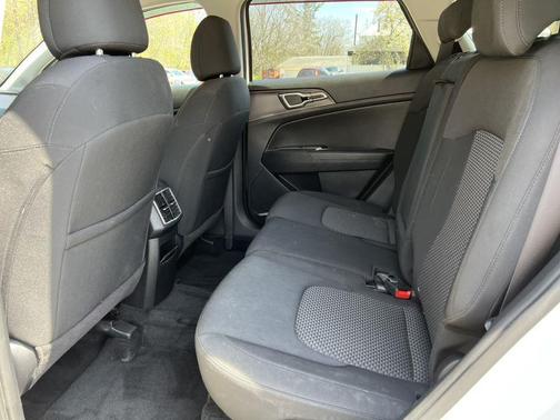 Snow White Pearl 2023 Kia Sportage LX