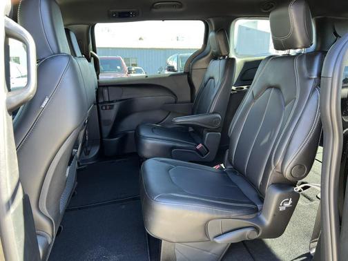 Diamond Black Crystal Pearlcoat 2026 Chrysler Pacifica L