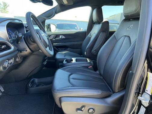 Diamond Black Crystal Pearlcoat 2026 Chrysler Pacifica L