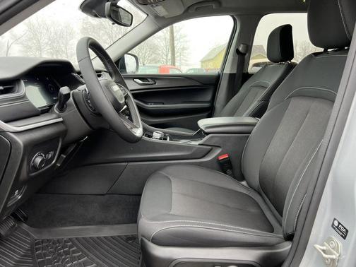 Silver Zynith 2023 Jeep Grand Cherokee Laredo