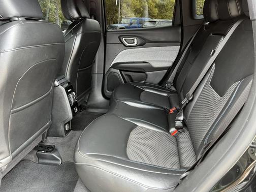 Diamond Black Crystal Pearlcoat 2024 Jeep Compass Latitude