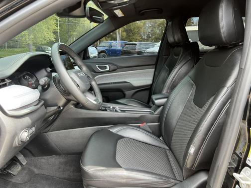 Diamond Black Crystal Pearlcoat 2024 Jeep Compass Latitude