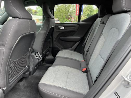 GRAY 2024 Volvo XC40 B5 Core Dark Theme