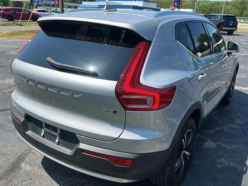 GRAY 2024 Volvo XC40 B5 Core Dark Theme