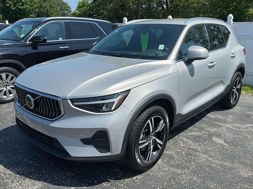 GRAY 2024 Volvo XC40 B5 Core Dark Theme