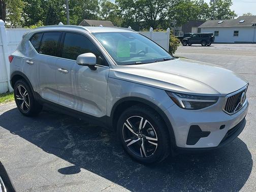 GRAY 2024 Volvo XC40 B5 Core Dark Theme