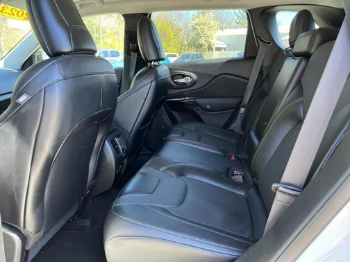 Bright White Clearcoat 2023 Jeep Cherokee Altitude