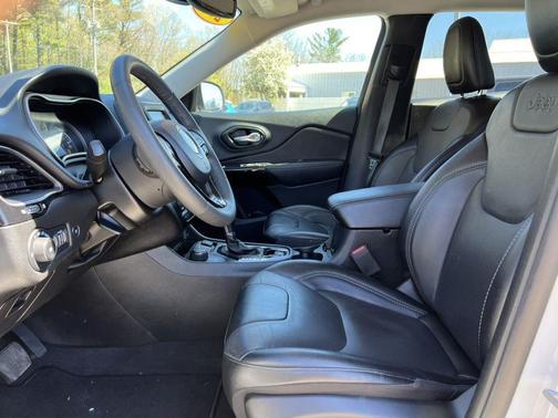 Bright White Clearcoat 2023 Jeep Cherokee Altitude