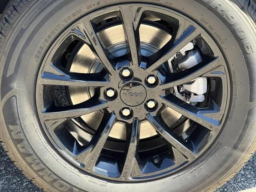 Bright White Clearcoat 2023 Jeep Cherokee Altitude