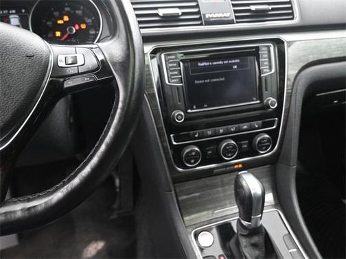 2018 Volkswagen Passat 2.0T SE w/ Technology