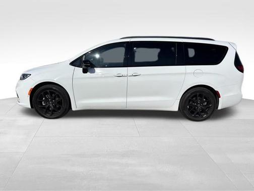 Bright White Clearcoat 2026 Chrysler Pacifica L