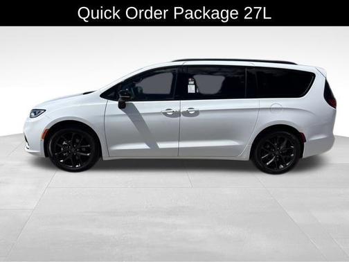 Bright White Clearcoat 2026 Chrysler Pacifica L