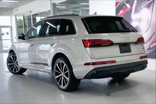 Vicuna Beige Metallic 2023 Audi Q7 55 Premium Plus