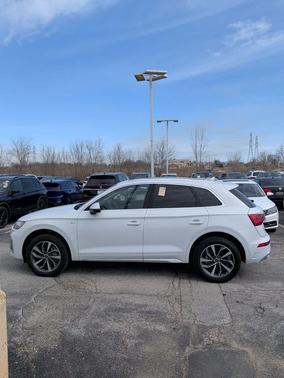 Glacier White Metallic 2023 Audi Q5 45 S line Premium Plus
