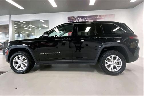 Diamond Black Crystal Pearlcoat 2022 Jeep Grand Cherokee Limited