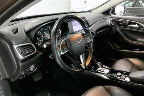 2017 INFINITI QX30 Luxury