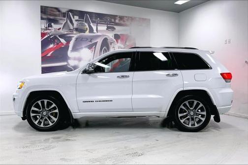 Photo 3 of 33 of 2017 Jeep Grand Cherokee Overland