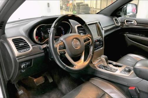 Photo 2 of 33 of 2017 Jeep Grand Cherokee Overland