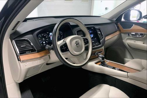 2021 Volvo XC90 T6 Momentum