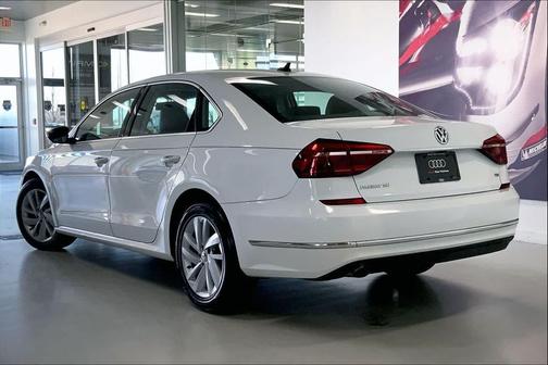 Pure White 2018 Volkswagen Passat 2.0T SE