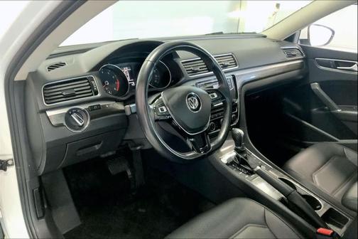 Pure White 2018 Volkswagen Passat 2.0T SE