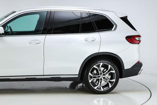 Mineral White Metallic 2023 BMW X5 xDrive40i