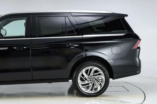 Infinite Black Metallic 2025 Lincoln Navigator Reserve