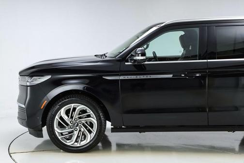 Infinite Black Metallic 2025 Lincoln Navigator Reserve