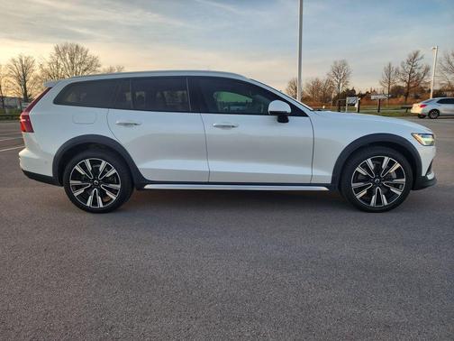2023 Volvo V60 Cross Country B5 Ultimate