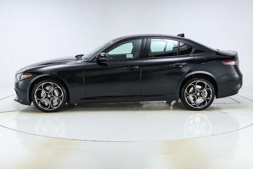 Vulcano Black Metallic 2025 Alfa Romeo Giulia Base