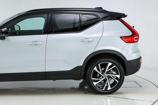 Glacier Silver Metallic 2022 Volvo XC40 T5 R-Design
