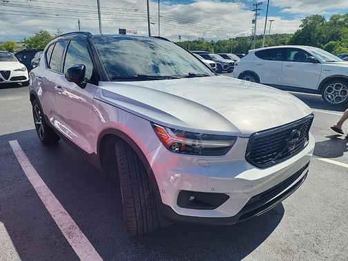 Gray 2022 Volvo XC40 T5 R-Design