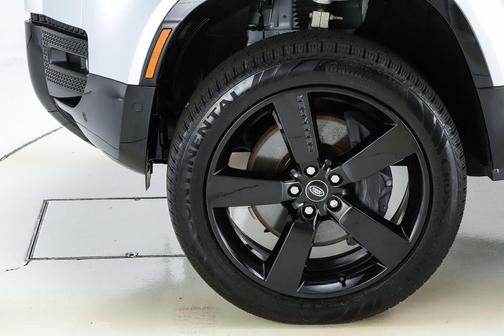 Hakuba Silver 2023 Land Rover Defender 110 X-Dynamic SE