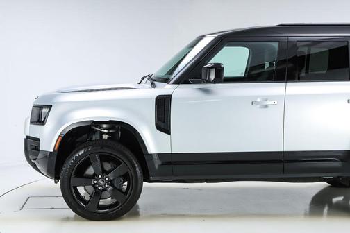 Hakuba Silver 2023 Land Rover Defender 110 X-Dynamic SE