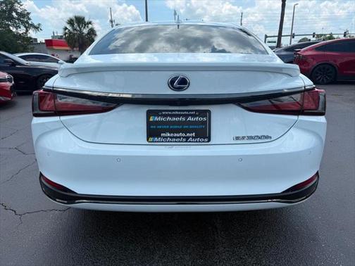 2022 Lexus ES 300h F SPORT