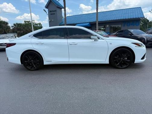 2022 Lexus ES 300h F SPORT