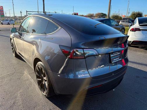 2023 Tesla Model Y **Long Range AWD 7 PASSENGERS**