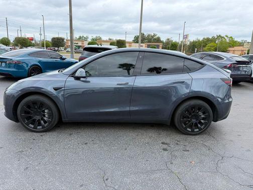 2023 Tesla Model Y **LONG RANGE AWD 7 PASSENGERS**