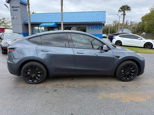 2023 Tesla Model Y **LONG RANGE AWD 7 PASSENGERS**