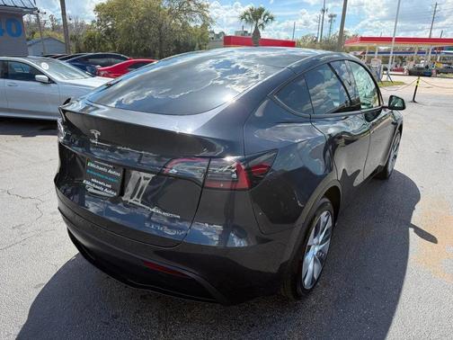 2024 Tesla Model Y **Long Range AWD 7 PASSENGERS**